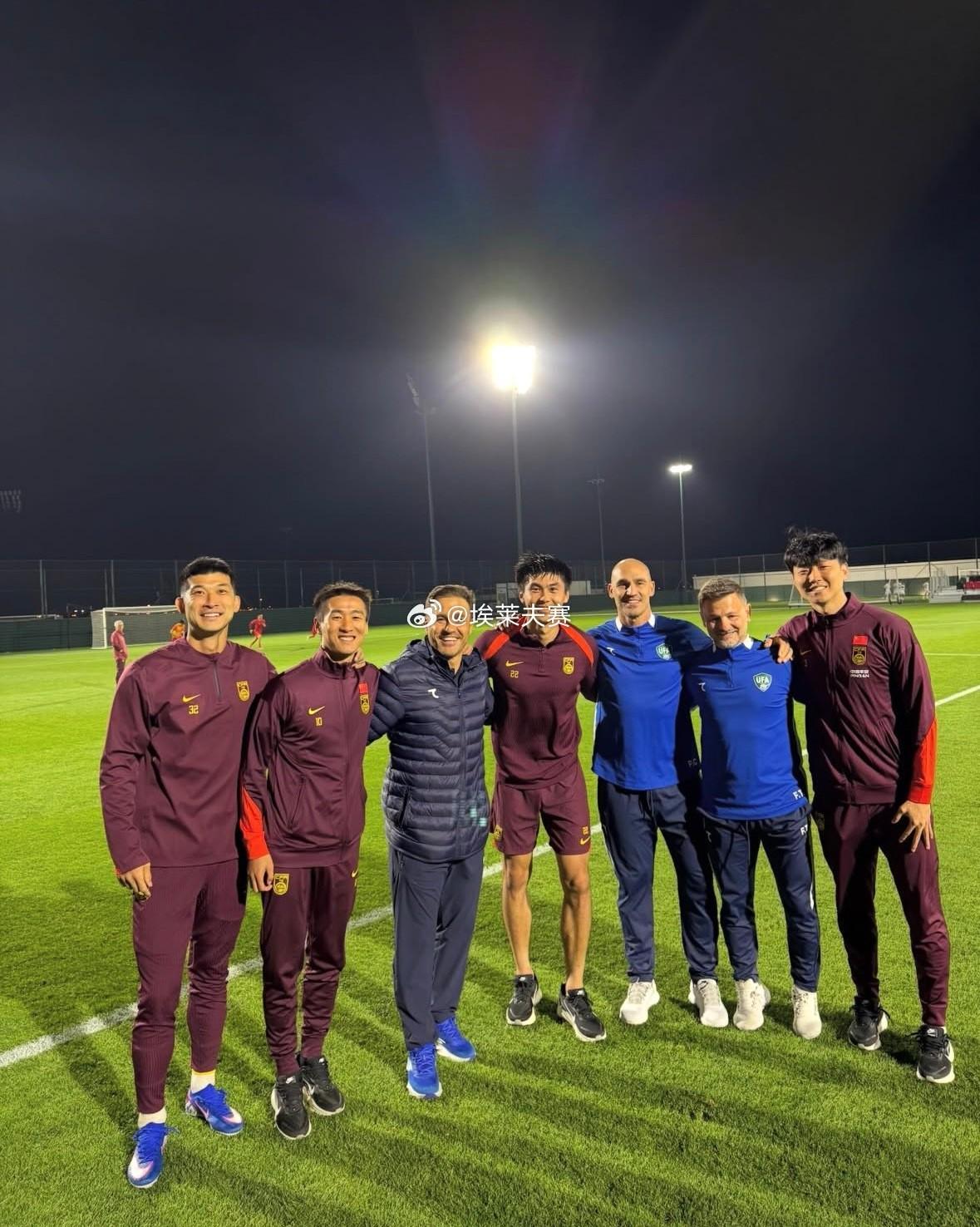 开云APP-将帅重逢,中乌赛后前广州队球员同卡帅合影留念